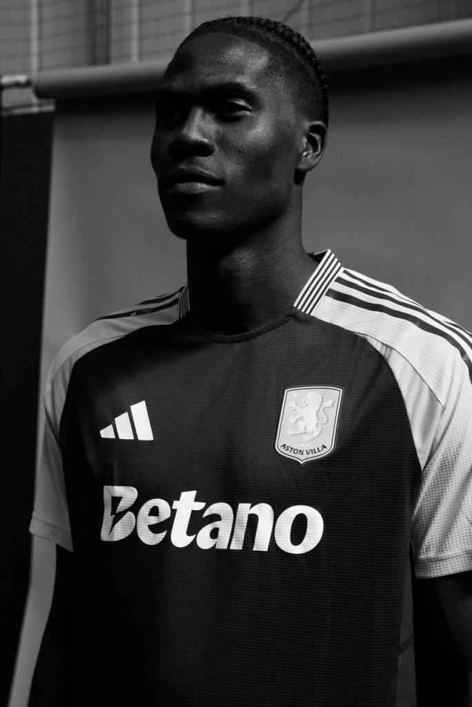 Portrait d’Amadou Onana en maillot Aston Villa